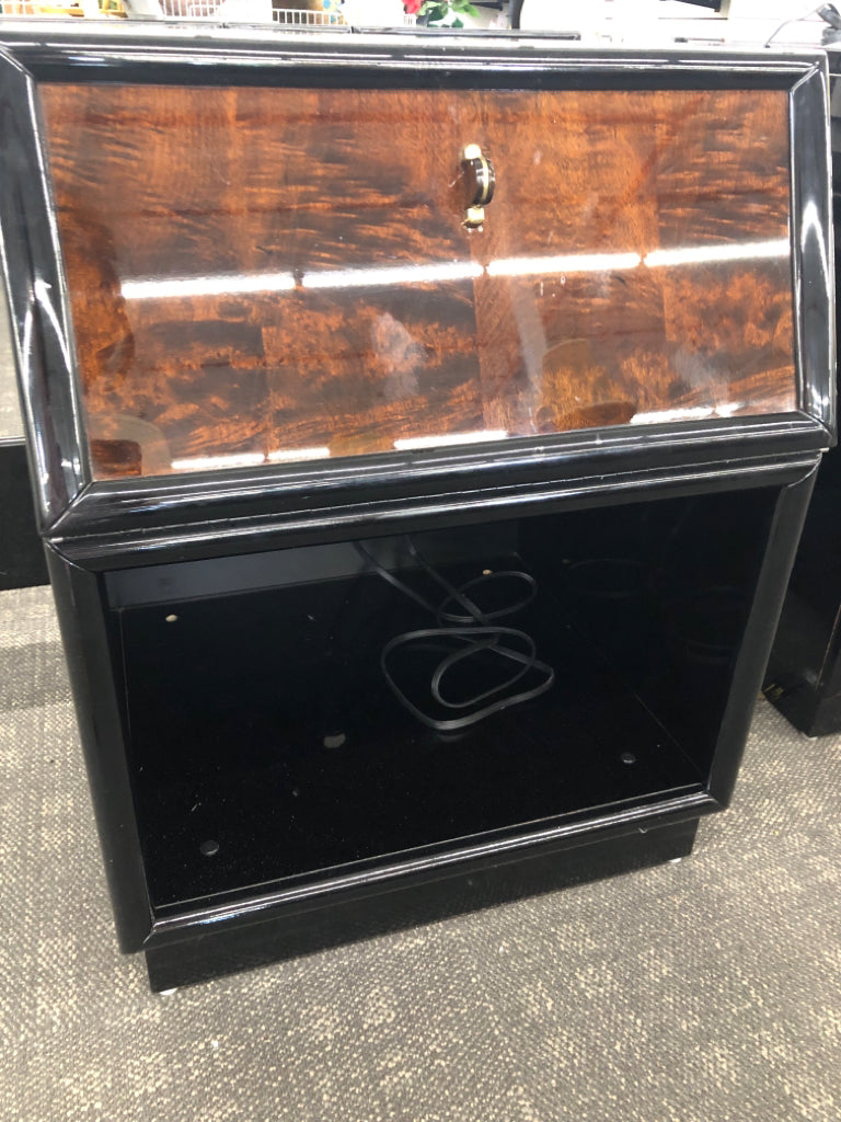 VTG BLACK W/BROWN BURLWOOD NIGHT STAND W/ 1 DRAWER AND PLUG.