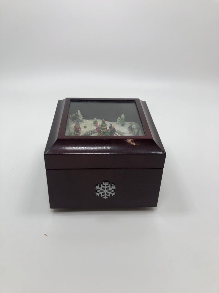 CHRISTMAS SCENE MUSIC BOX.