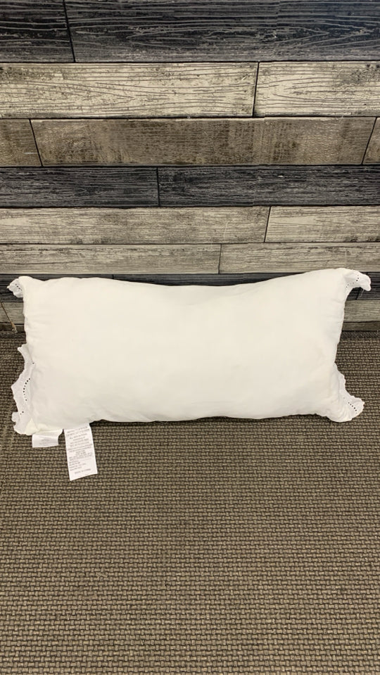 WHITE ACCENT PILLOW W/LACE EDGES.