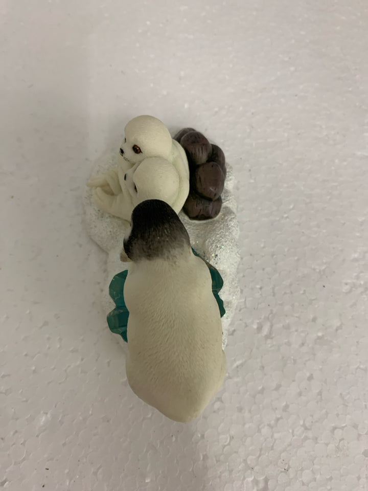 RESIN WHITE SEALS PENGUIN SITTING ON ICE POLAR PLAYMATES.