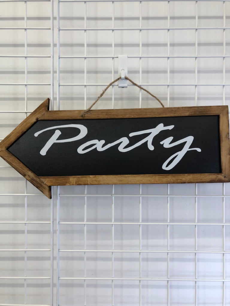 PARTY WOODEN PRIMITIVE ARROW.