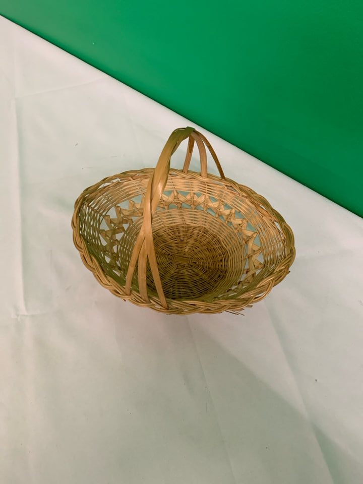 WICKER FAN SHAPED BASKET W HANDLE.