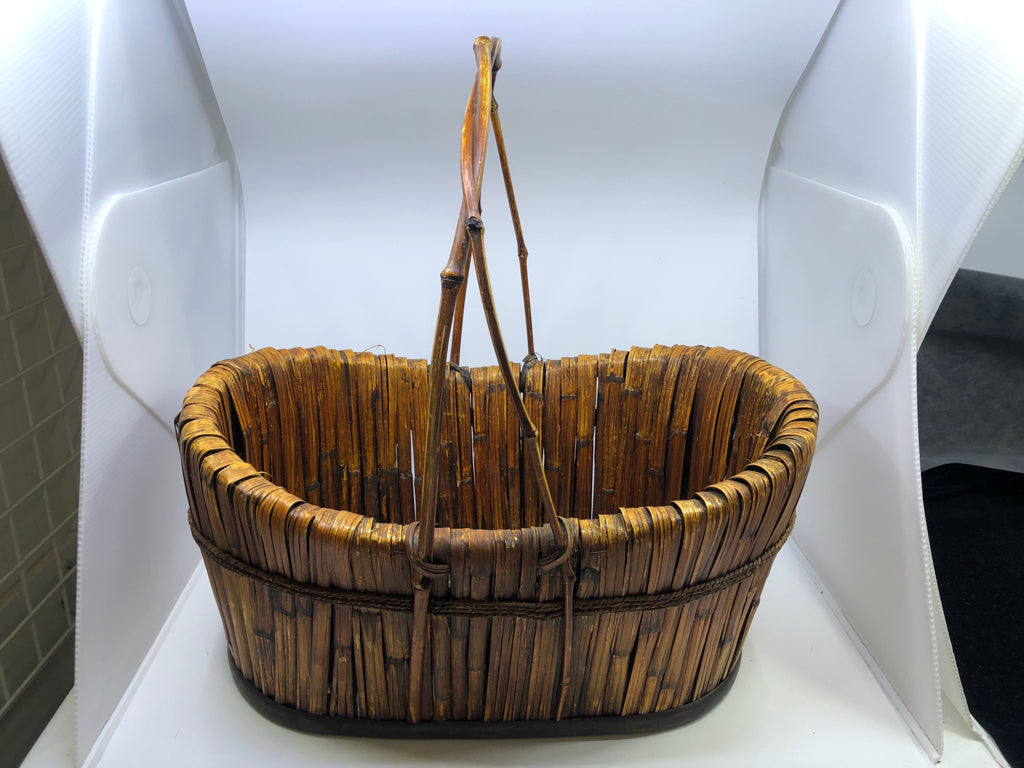 OVAL BROWN BAMBOO WOVEN BASKET W/ HANDLE.