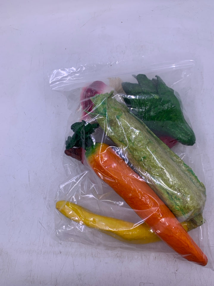 PAPER MECHA ASSORTED BAG OF FRUIT.