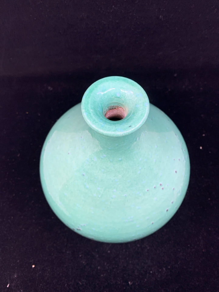 GREEN SKINNY NECK POTTERY VASE.