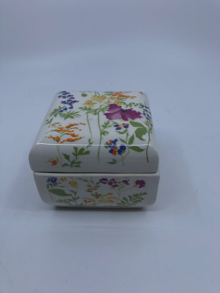 ELIZABETH ARDEN FLORAL TRINKET BOX W/LID.