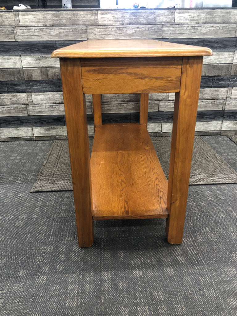 OAK WOOD CONSOLE TABLE W BOTTOM SHELF AND 1 DRAWER.