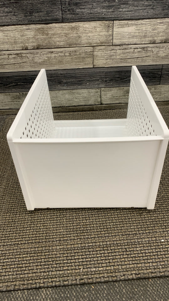 WHITE PLASTIC CLOSET ORGANIZER.