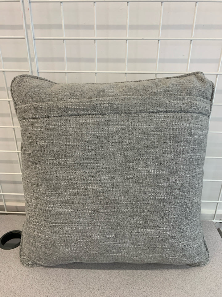 GREY/WHITE GEOMETRIC PILLOW.