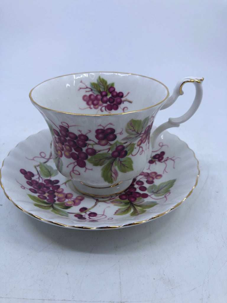 PURPLE GRAPES TEACUP/SAUCER ROYAL ALBERT.