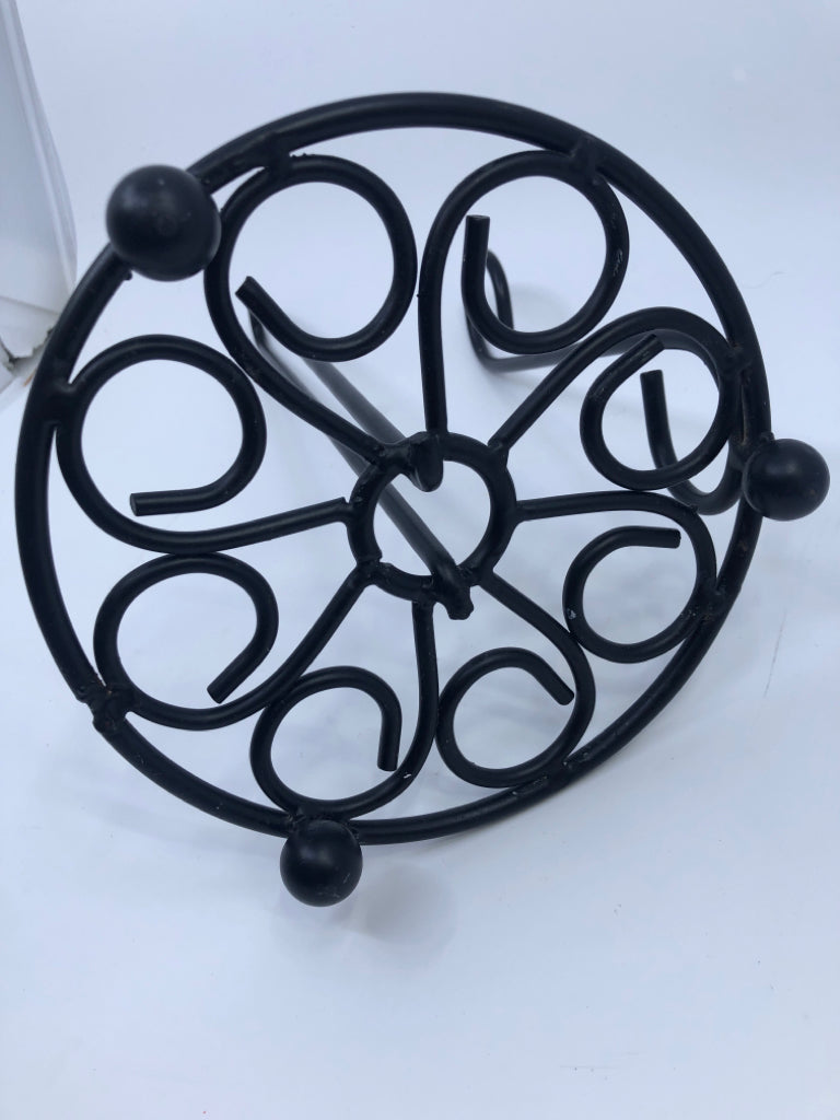 BLACK SCROLL STYLE PAPER TOWEL HOLDER.