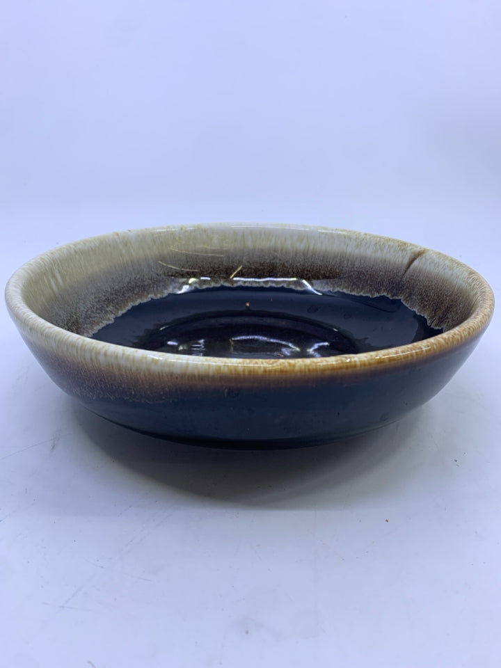 MEDIUM BROWN AND CREAM POTTERY SERVING BOWL.