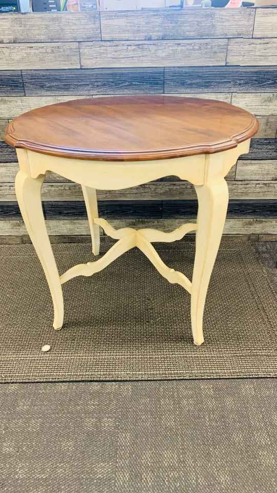 WOOD TOP W/ CREAM DISTRESSED LEGS SIDE TABLE.