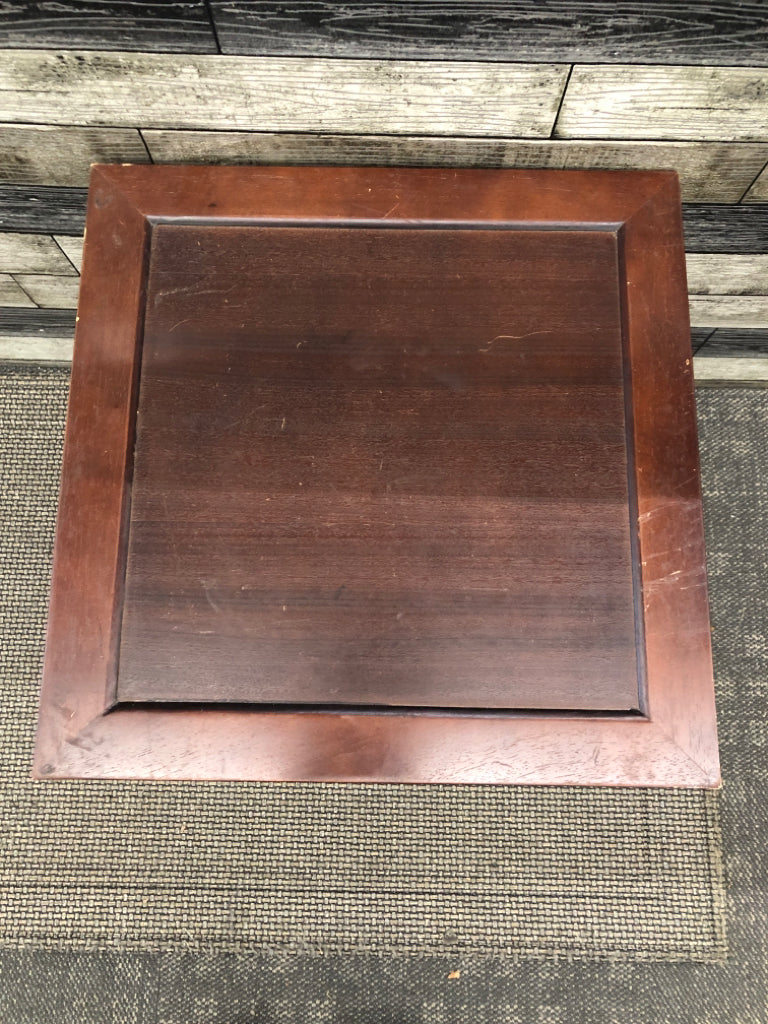 SMALL DARK WOOD END TABLE W DRAWER.