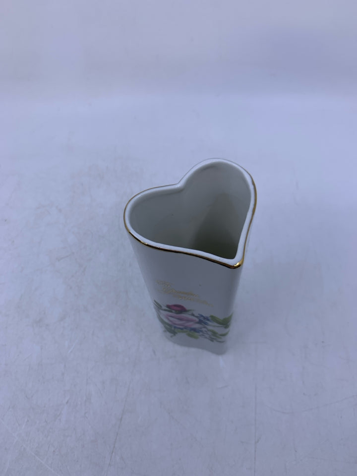 WHITE HEART SHAPED TO GRANDMA W/ LOVE VASE.