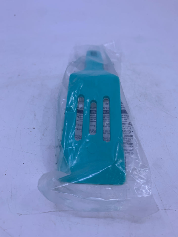 NIP PAMPERED CHEF SMALL SPATULA.