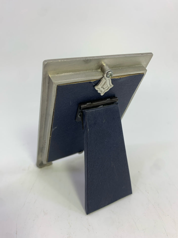 SILVER METAL DOG FRAME.