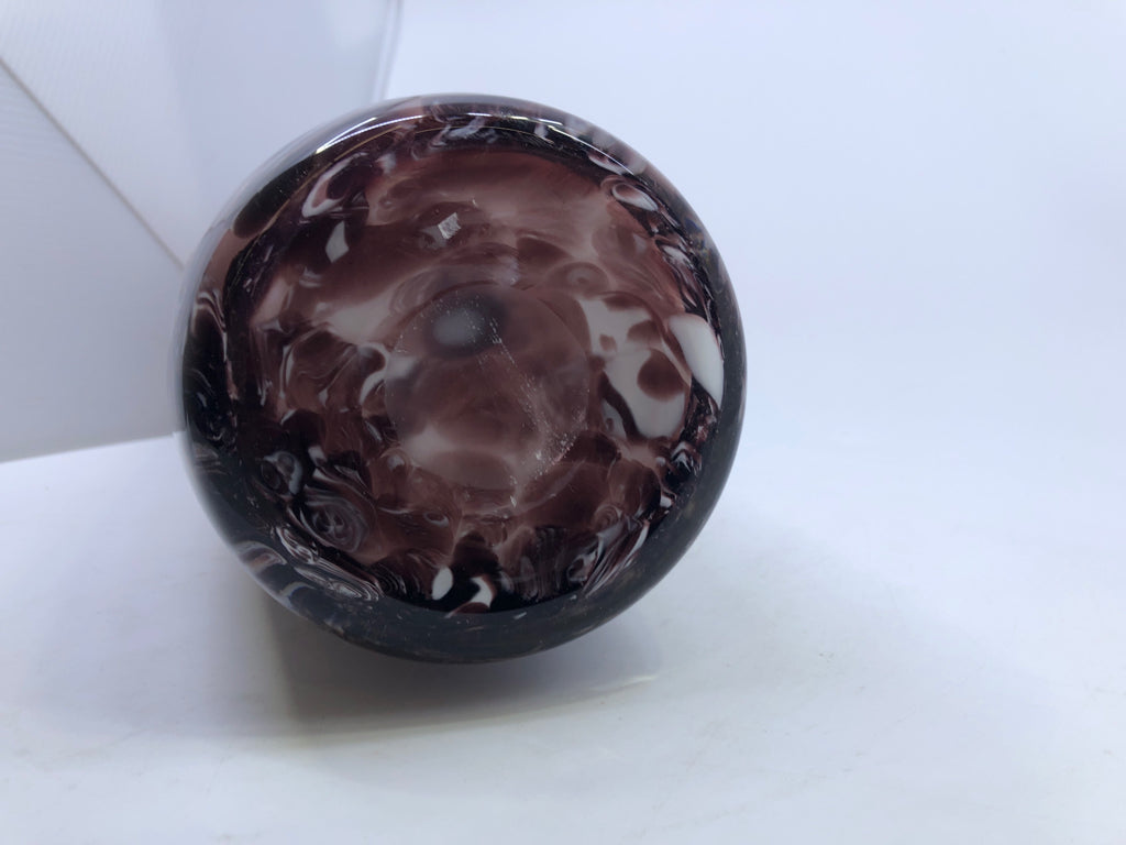 LARGER PURPLE AND WHITE BLOWN GLASS VASE.