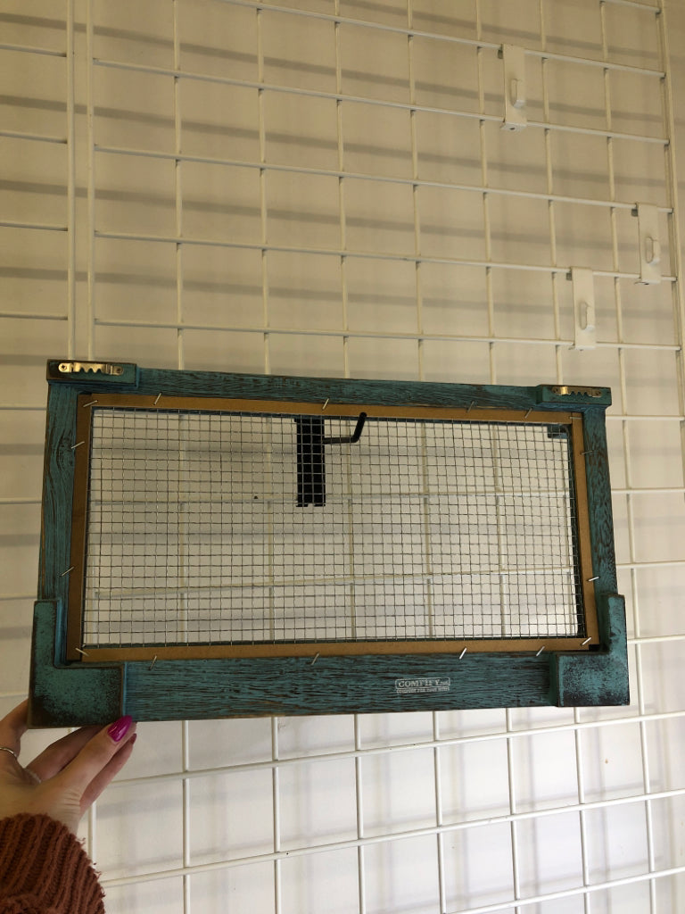 BLUE STAINED WOOD WALL HANGING W/CHICKEN WIRE & 16 HOOKS W/DETACHABLE ROD.