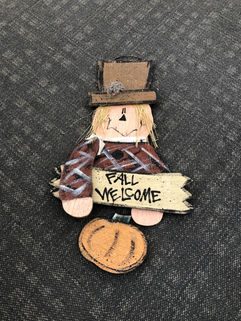 "WELCOME FALL" WOODEN SCARECROW DECOR.