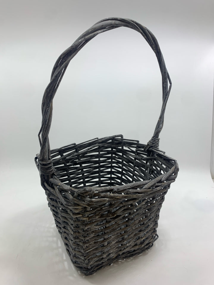 GRAY WOVEN SQUARE WICKER BASKET.