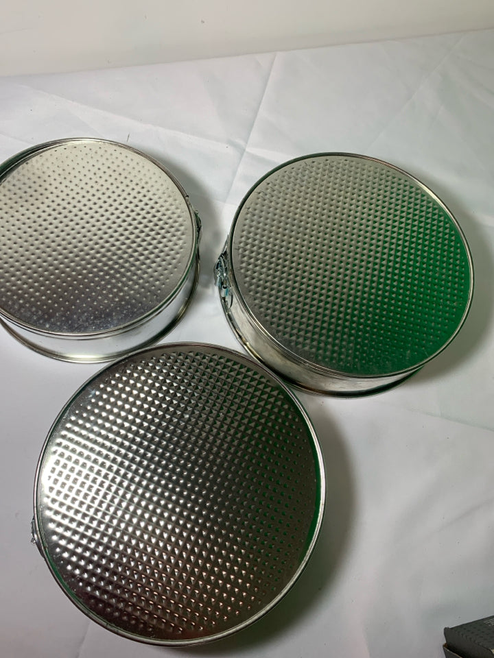 3 NESTING SPRINGFORM PANS.