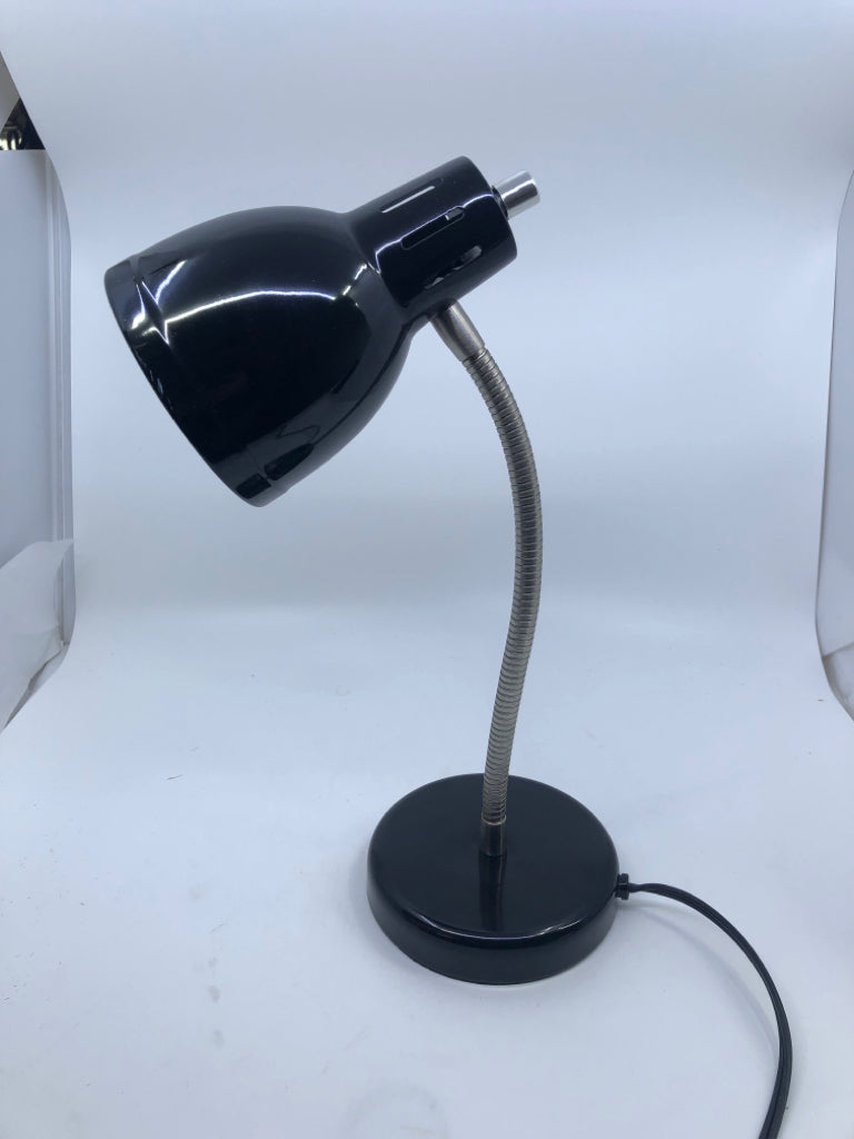 BLACK METAL ADJUSTABLE DESK LAMP.