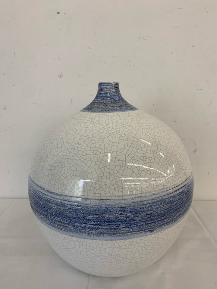 ROUND BLUE AND WHITE TEXTURED VASE W TAG.