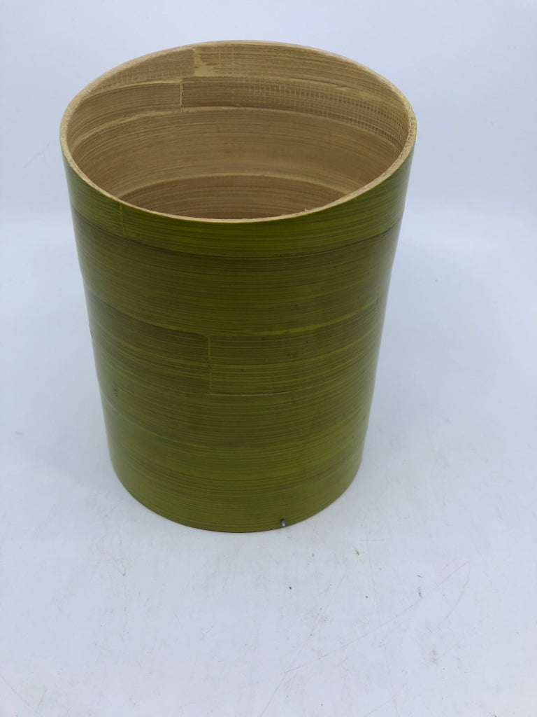 GIBSON GREEN BAMBOO UTENSIL HOLDER.