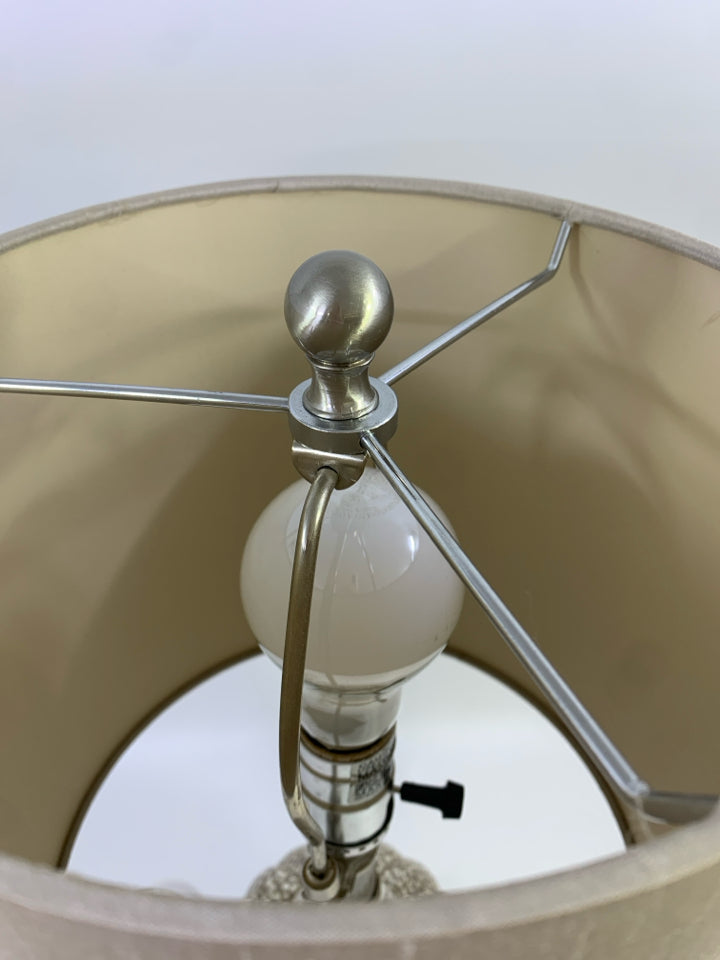 ROUND CRACKLE GLASS BASE LAMP W/TAN SHADE.