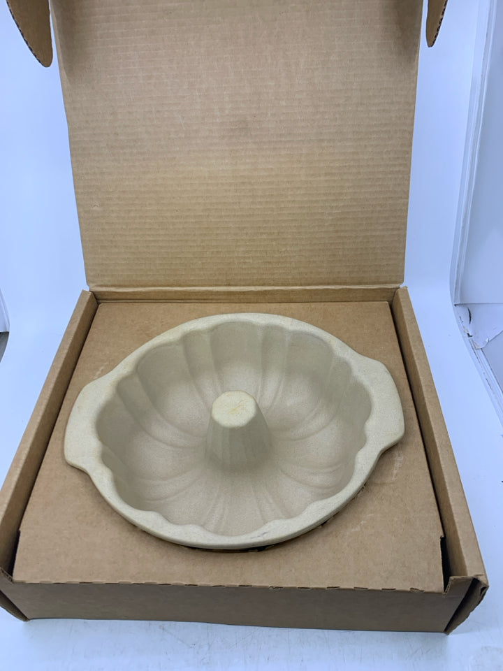 STONEWARE FLUTED PAN IN BOX RETIRED.