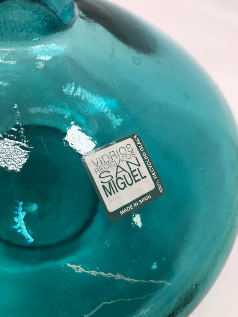 TEAL BLOWN GLASS SHORT ROUND VASE.