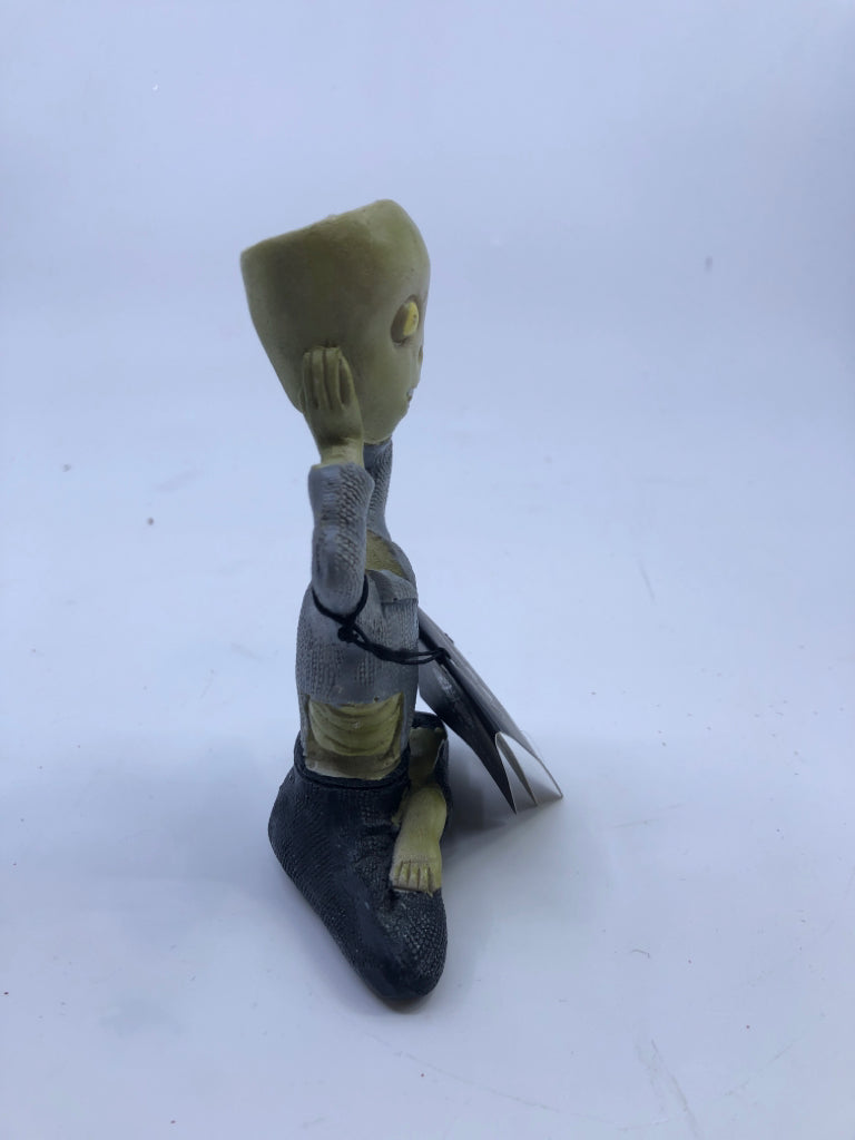 ZOMBIE HOLDING HEAD TAPER CANDLE HOLDER.