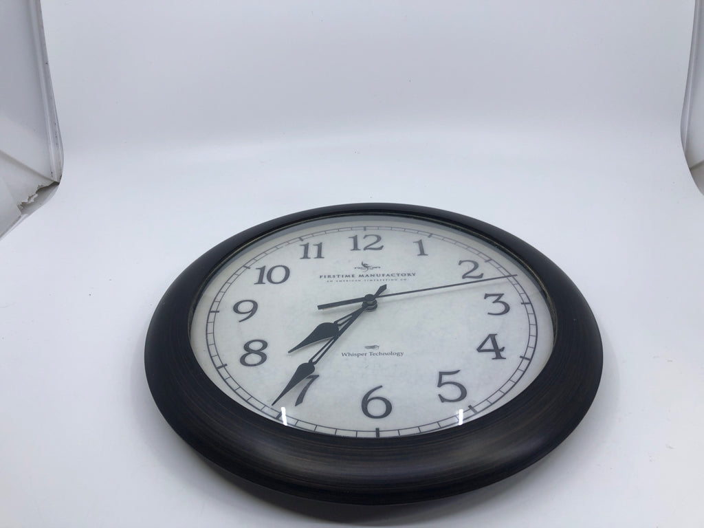 BROWN FRAME CLOCK.