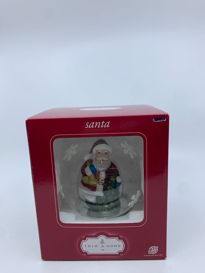 SANTA LIGHT UP GLOBE IN BOX.