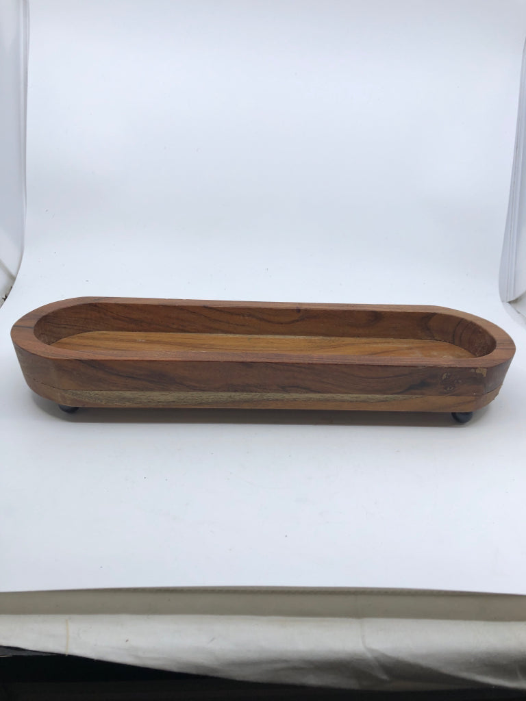OVAL WOOD FOOTED TRAY.