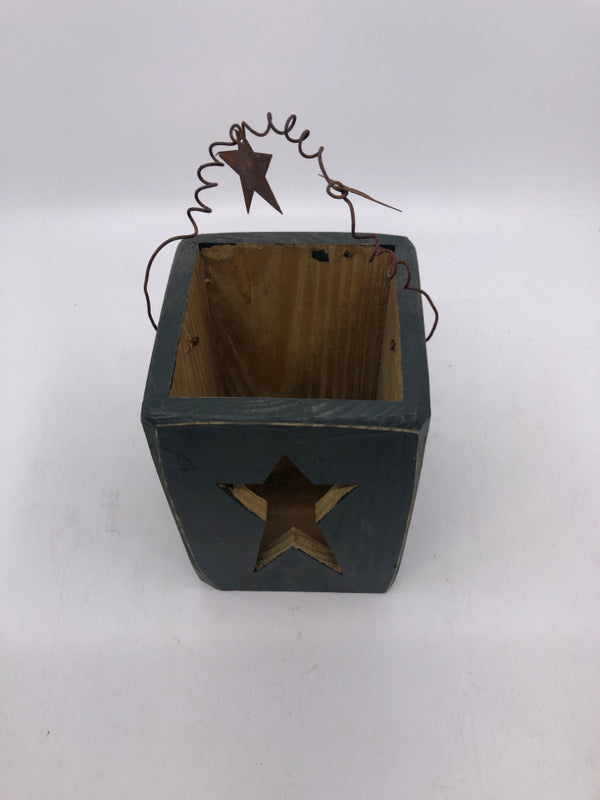 WOOD BLOCK W HANDLE AND CUT OUT STAR.