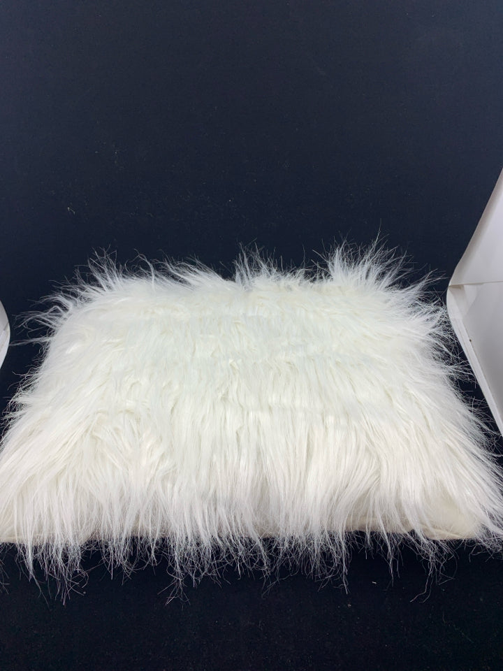 WHITE RECTANGLE FAUX FUR PILLOW.