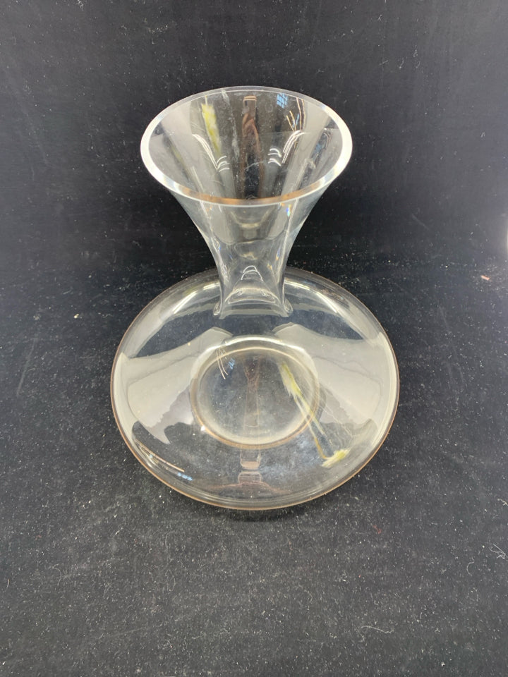 WIDE BASE NARROW TOP WINE DECANTER.