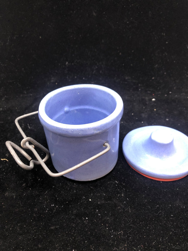 VTG BLUE CERAMIC CHEESE CROCK LOCKING LID.