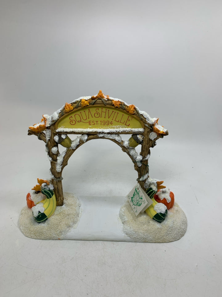 NWT CHARMINGTAILS VILLAGE ARCHED SIGN SQUASHVILLE.