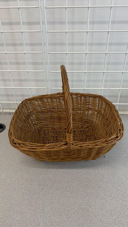 WICKER BASKET W/HANDLE.