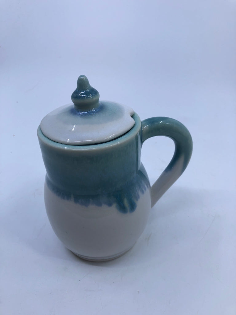 BLUE AND WHITE POTTERY CUP W LID.