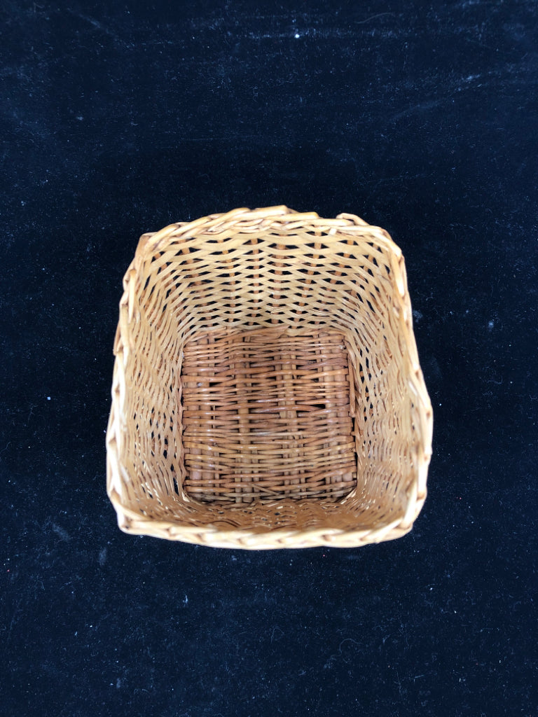 SQUARE WOVEN PENCIL CUP.