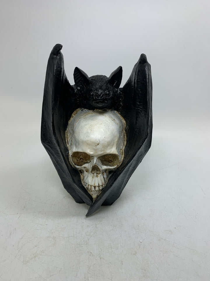ASHLAND RESIN BAT/SKULL SCULPTURE.