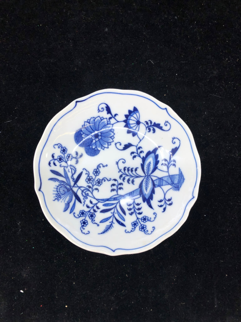 VTG BLUE AND WHITE VIDALLIA ONION PATTERN BOWL.