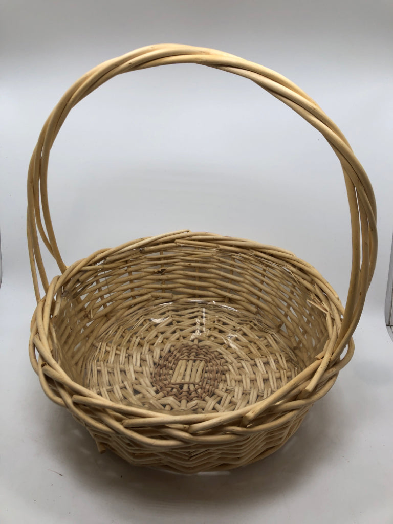 WICKER BASKET W/LARGE HANDLE AND PLASTIC LINER.