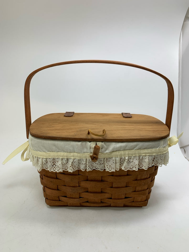 VTG PICNIC/SEWING BOX BASKET 1989 W/ LID WHITE LACE LINER.