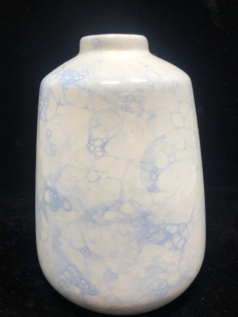 BLUE BUBBLE GLAZE CERAMIC BUD VASE W/GOLD RIM.