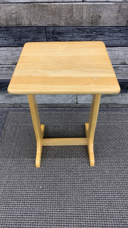 SM LIGHT OAK WOOD TABLE.